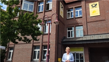 Noch prangt das Logo der Post auf dem Gebäude, bald wird es gegen das der Kreisvolkshochschule ausgetauscht. Geschäftsführerin Ulrike Michalzik freut sich, dass der Umbau im Herbst beginnen wird.
