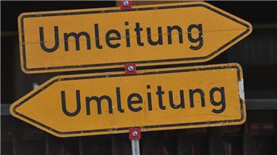 Schilder mit der Aufschrift "Umleitung"