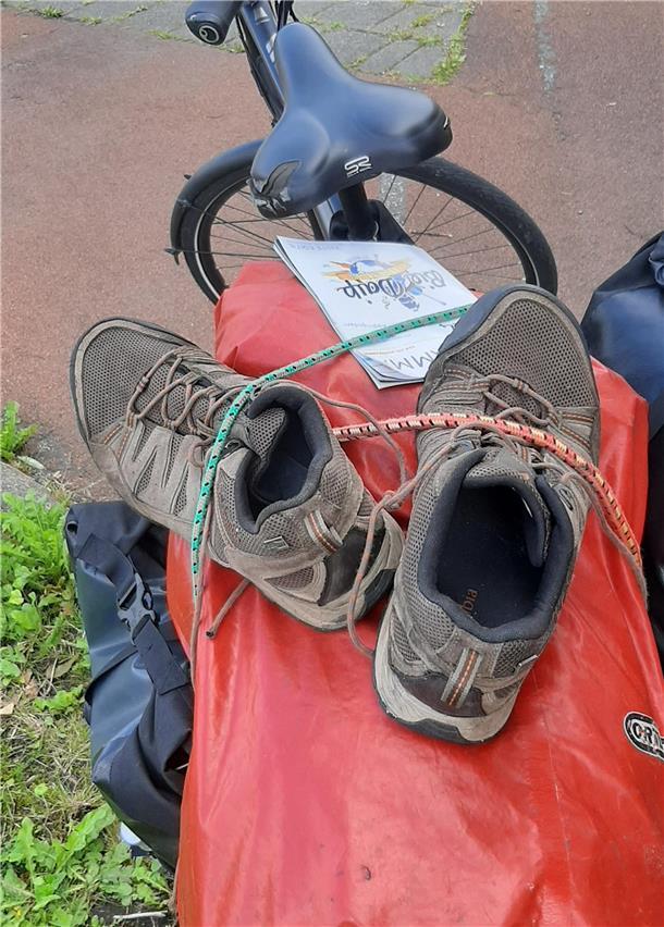 Wie zwei nette Menschen meine Schuhe gerettet haben Noch sind die Schuhe auf meinen Gepäckträger gespannt, aber lange halten sie sich dort nicht.