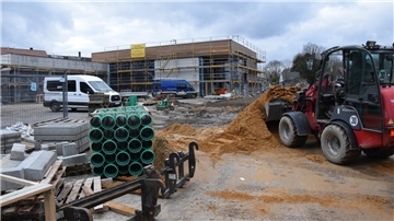 Noch stehen Gerüste am neuen Penny-Markt in Selsingen und sind Erdarbeiten in Gange. Doch die Eröffnung rückt in Sichtweite.