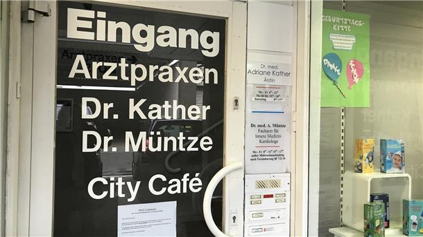 Noch steht der Name des weit über die Cuxhavener Stadtgrenzen bekannten Kardiologen Dr. Müntze an der Tür in der Fleischhut-Passage - der Zettel darunter informiert über die Praxisschließung zum 21. März.
