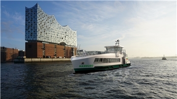 Hamburg bekommt Wasserstoff-Hafenfähren Noch Visualisierung, voraussichtlich ab 2022 Wirklichkeit: Die geplante Wasserstofffähre der Hadag auf der Elbe vor der Elbphilharmonie.