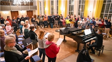 Noch wird im Gemeindesal geprobt: Bremens Landeskirchenmusikdirektor David Schollmeyer führt am 23. März in der "Großen Kirche" in Bremerhaven ein besonderes Passionskonzert auf, Hauptwerk ist eine Bach-Kantate nach Pergolesis Stabat Mater in neuer Fassung für vierstimmigen Chor.