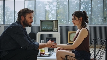 Norah (Deleila Piasko) steht unter Druck. Sie muss endlich Ergebnisse für das Porträt von Balder (Andreas Pietschmann) abliefern.
