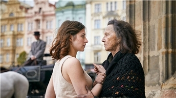 Norah Richter (Deleila Piasko) wird von der Bettlerin Dorothea Lechner (Elisabeth Rath) fest am Arm gepackt.