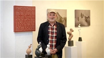 Norbert Diemert zeigt in der Ausstellung nicht nur Skulpturen, sondern auch Fotoarbeiten, riesige Gesichter von bunten Linien durchzogen.