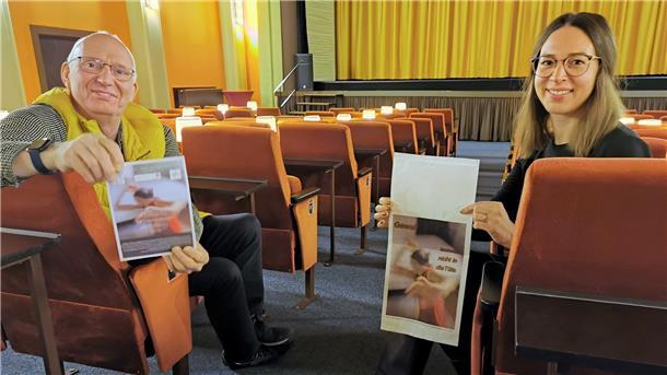 Aktionstag macht auf Thema Gewalt gegen Frauen aufmerksam Norbert Ostendorf vom Centraltheater Brake und die Gleichstellungsbeauftragte des Landkreises, Maren Ozanna, werben für den Aktionstag am 25. November.