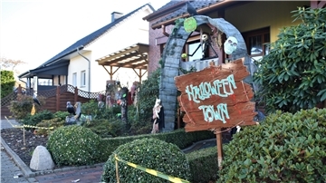 Auf einem Schild steht Halloween Town.