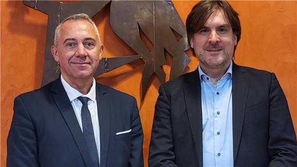 Nordenham und seine französische Partnerstadt rufen gemeinsam zur Teilnahme an der Europawahl auf. Die Bürgermeister Joachim Moyse (links) und Nils Siemen, hier bei einem Treffen im November 2023 im Rathaus von Saint-Etienne-du-Rouvray, haben einen entsprechenden Appell unterzeichnet.
