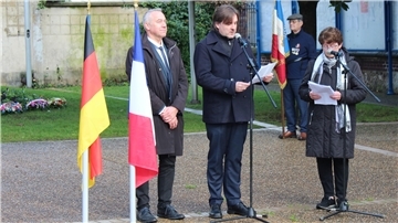 Nordenhams Bürgermeister Nils Siemen spricht während der Gedenkfeier anlässlich des Jahrestags des Endes des Ersten Weltkriegs. 