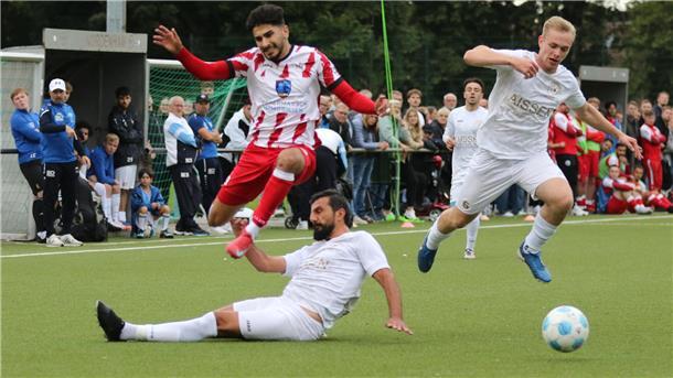 Überraschung: 1. FC Nordenham schlägt SV Brake im Bezirkspokal Fußballer kämpfen um den Ball.