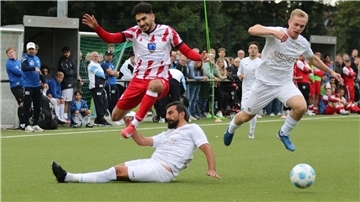 Fußballer kämpfen um den Ball.