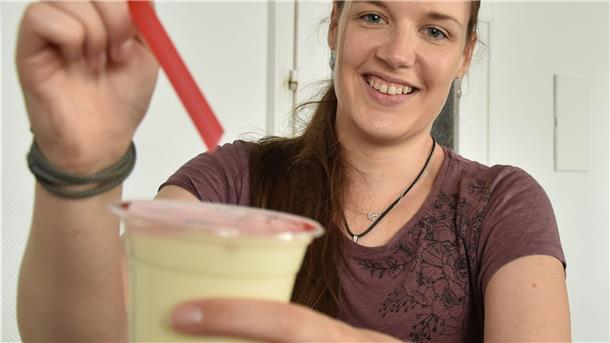 NORD|ERLESEN-Redakteurin Kristin Seelbach probiert ihren Bubble Tea mit Banane.