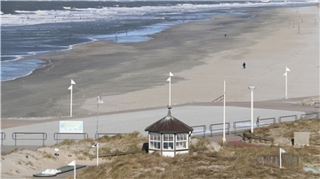 Norderney: Nur vereinzelt gehen Menschen am Strand entlang. Urlauber dürfen die ostfriesischen Inseln nicht betreten.