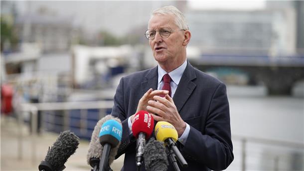Belfast als Spielort für EM 2028 fraglich Nordirland-Minister Hilary Benn kann keinen Zeitplan für den Bau des Stadions nennen.