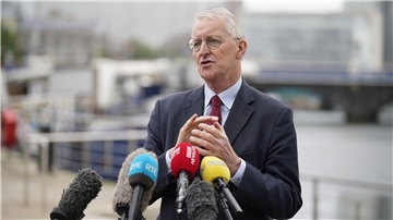 Nordirland-Minister Hilary Benn kann keinen Zeitplan für den Bau des Stadions nennen.