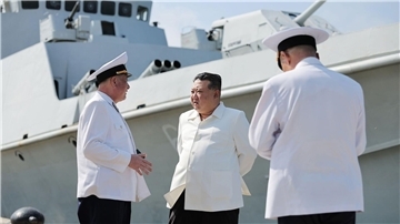 Nordkoreas Kim Jong Un beim Besuch einer Marine-Einheit.