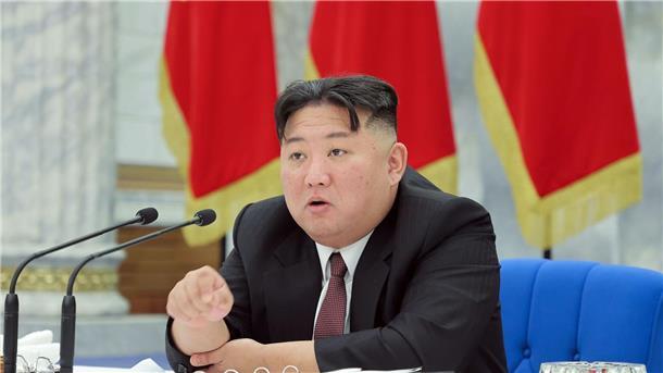 Seoul: Nordkorea feuert erneut Rakete ab Nordkoreas Machthaber Kim Jong Un während einer Versammlung der Partei der Arbeit Koreas.