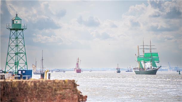 Die schönsten Bilder von der herrlichen Schiffs-Parade Nordmolen-Reste, der Südmolen-Turm und markante Schiffe.