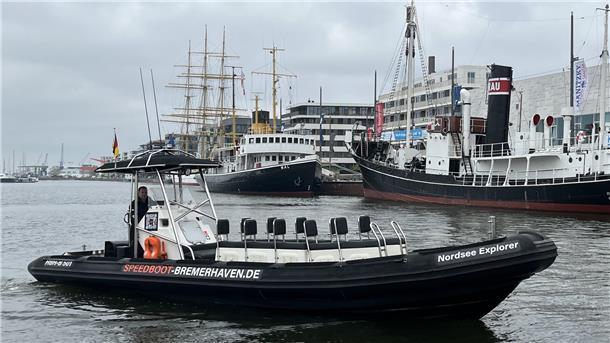 Neues Boot und neue Tour in Bremerhaven: Mit „Speed“ zu den Seehunden Blick auf das neue RIB, das in Bremerhaven liegt.