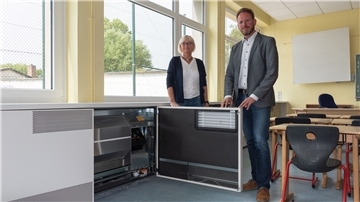Norma Warncke und Marcus Itjen sind zufrieden. In der Grundschule Wremen wurden bereits alle Klassenräume mit jeweils zwei sogenannten raumlufttechnischen Anlagen ausgestattet. Sie ersetzen die bisherigen Heizungen.