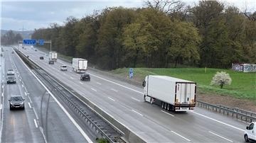 Normalerweise gilt an Sonntagen ein Fahrverbot von 0 bis 22 Uhr für Lastwagen mit einem zulässigen Gesamtgewicht von über 7,5 Tonnen.