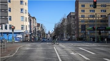 Normalerweise ist auf der Hafenstraße in Bremerhaven immer viel Betrieb. Am ersten Tag der Kontaktsperre waren am Montagmorgen kaum Autofahrer unterwegs.