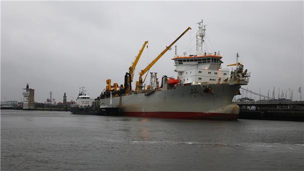Bunkeroperation für das Saugbagger-Schiff „Kaishuu“ an der Seebäderbrücke in Cuxhaven