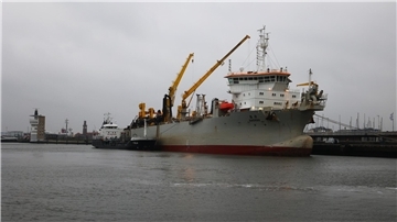 Bunkeroperation für das Saugbagger-Schiff „Kaishuu“ an der Seebäderbrücke in Cuxhaven