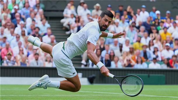 Djokovic folgt Sinner mit 100. Sieg in Wimbledon Novak Djokovic gewinnt mit akrobatischer Einlage.