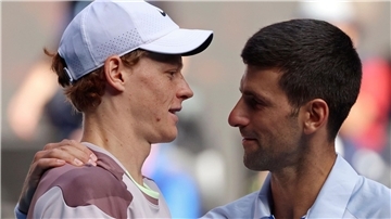 Novak Djokovic (r) ist nicht einverstanden, wie der Dopingfall von Jannik Sinner behandelt wurde.