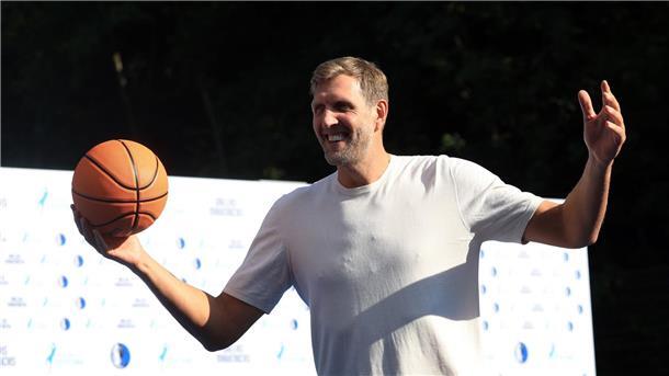 „Bisschen reinbeißen“: Nowitzki hat wieder einen festen Job Nowitzki hat zuletzt einen Basketball-Platz in Würzburg eröffnet. (Archivbild)