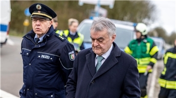 NRW-Innenminister Herbert Reul (r.) am Brandort in Bedburg-Hau am Niederrhein.