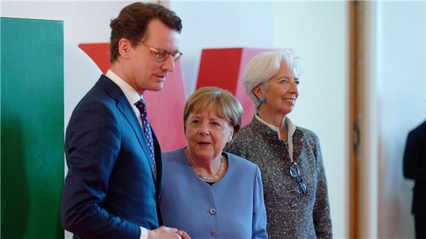NRW-Ministerpräsident Hendrik Wüst, Altkanzlerin (M) Angela Merkel und EZB-Präsidentin Christine Lagarde vor der Verleihung des NRW-Staatspreises.