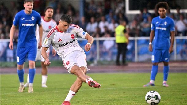 Nürnbergs Angreifer Semit Telalovic trifft gegen seinen Ex-Verein vom Elfmeterpunkt zum 3:2. Doch der Treffer reicht nicht.