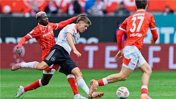 Klose jubelt mit Nürnberg über späten Punkt in Lautern Nürnbergs Finn Becker (weißes Trikot) gegen Lauterer Abwehrbollwerk