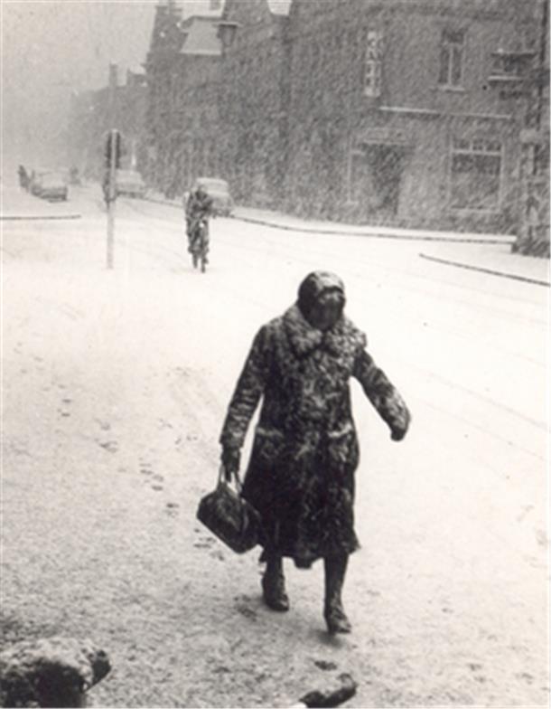Als die Winter in Nordenham noch kälter waren Nun aber schnell nach Hause. Diese Frau war im Winter 1955/56 im Schneetreiben unterwegs. Das Bild entstand an der Ecke Bahnhofstraße/Friedrich-Ebert-Straße.