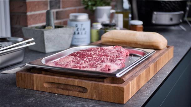 Nun ist das Fleisch an der Reihe: Während der Grill vorheizt, entfernt er die Sehnen vom Flanksteak und streut eine großzügige Portion grobes Salz darüber. Der Rost sollte so heiß sein wie möglich. Im besten Fall hat der Grill eine Hochtemperaturzone mit mehr als 800 Grad, so Schwarz.