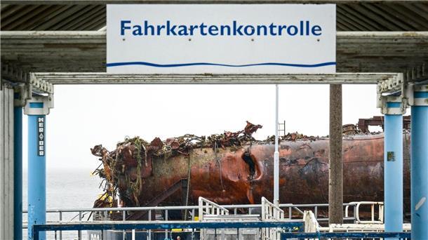 Nun liegt das Wrack im Hafen von Cuxhaven.