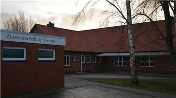  Die Zinzendorfschule in Tossens von außen. 