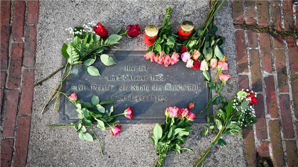 Elvis Presley ist sein großes Vorbild – Raphael Suhr will Musiker werden Bei einem Treffen von Elvis Presley-Fans auf der Columbuskaje legten sie Blumen zum Gedenken an den King Of Rock´n Roll ab.