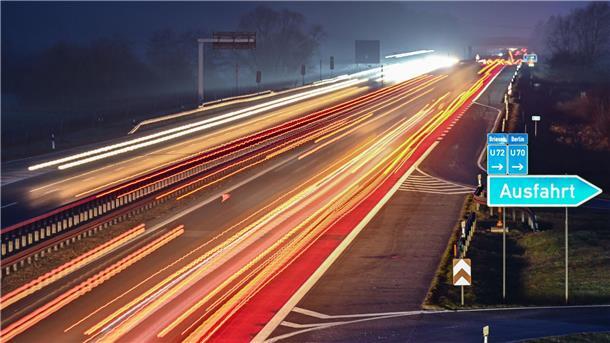 Klimaaktivisten schrauben 250 Schilder auf Autobahnen ab Nur die Lichtspuren von vorbei fahrenden Pkw und Lkw sind am frühen Morgen auf der Autobahn A12 zu sehen.