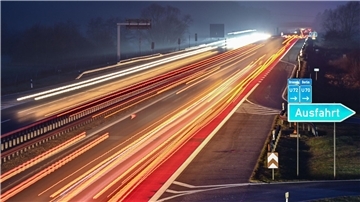 Nur die Lichtspuren von vorbei fahrenden Pkw und Lkw sind am frühen Morgen auf der Autobahn A12 zu sehen.