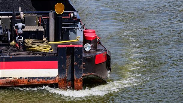 Technik gegen Personalmangel: Schiff fährt ferngesteuert Nur eine unscheinbare graue Kamera am Bug: Von außen sieht man erst auf den zweiten Blick, dass das Schiff ferngesteuert wird.