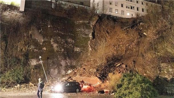 Nur etwa eineinhalb Meter trennen das Mehrfamilienhaus in Siegen von der Abbruchkante.