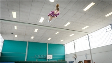 Nur Fliegen ist schöner: Seit Jahrzehnten trainieren die Trampolinturnerinnen und -turner des Leistungszentrums Bremerhaven in der Halle der Edith-Stein-Schule.