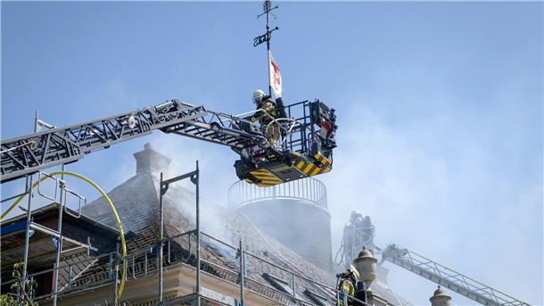 Nur hin und wieder züngelten kleine Flammen unter den Schindeln hervor. Das Feuer fraß sich an den Balken entlang durch den Dachstuhl.