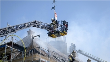 Nur hin und wieder züngelten kleine Flammen unter den Schindeln hervor. Das Feuer fraß sich an den Balken entlang durch den Dachstuhl.