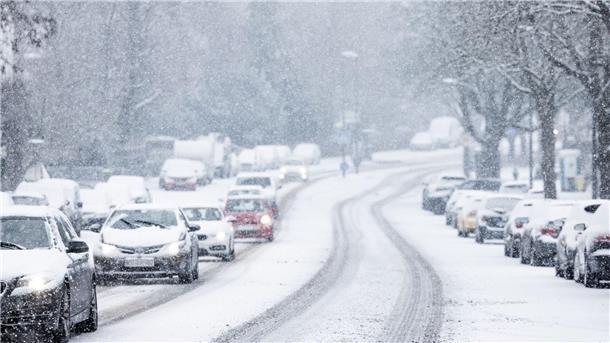 Winterwetter bremst Verkehr in Teilen Deutschlands aus Nur langsam kommen Autos in der Kölner Innenstadt im dichten Schneetreiben voran.