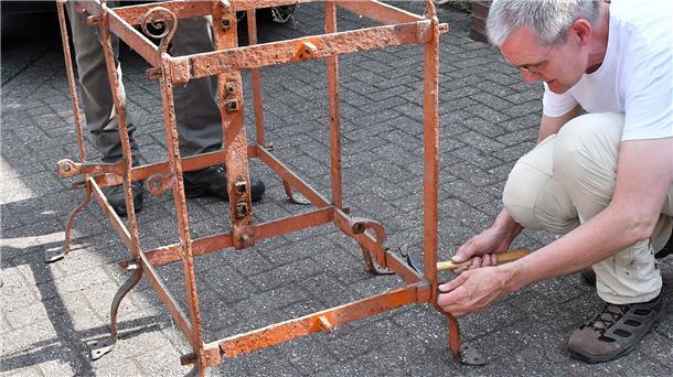 Nur mit einigen wenigen Zapfen lässt sich die Uhr ganz einfach zusammenbauen.